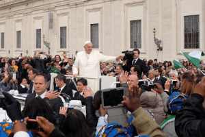 papa francisco ante multitud